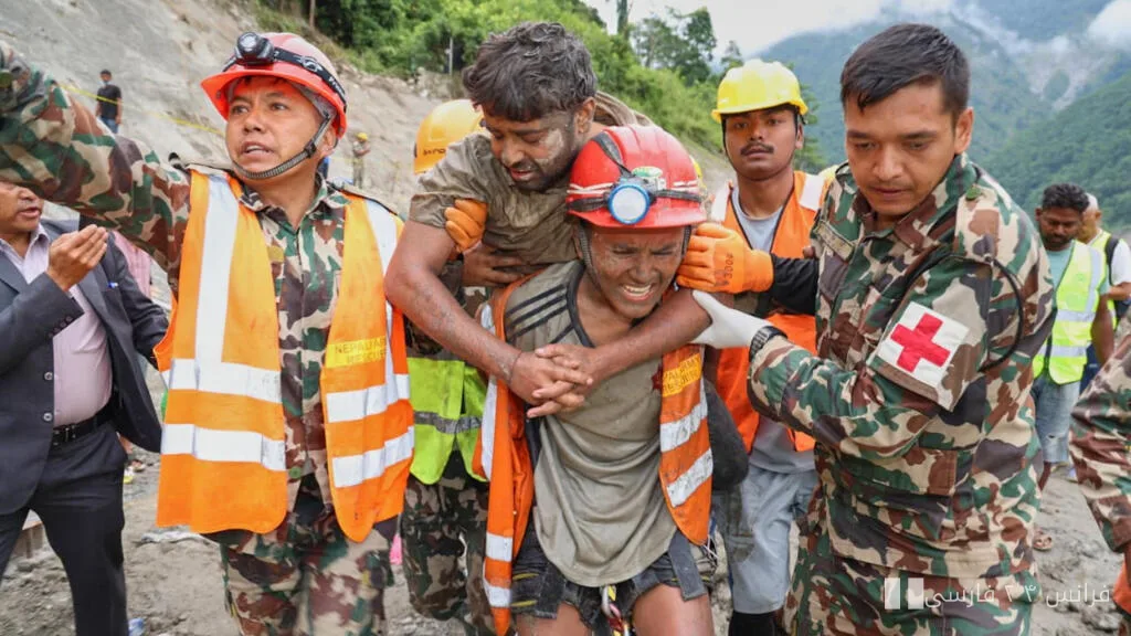 نجات شگفت‌انگیز دو کارگر پس از ۹ روز از سیلاب‌های نپال